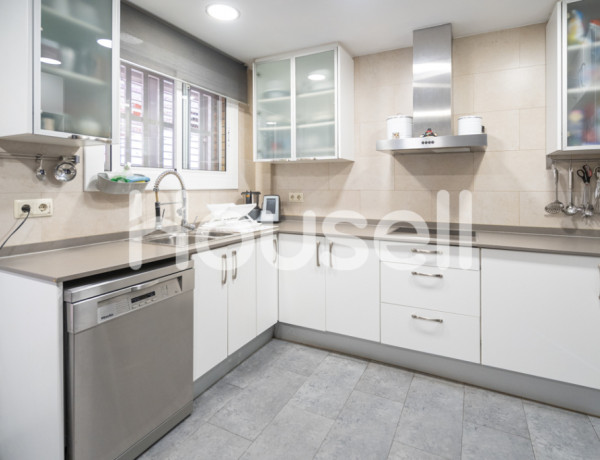 Casa en venta de 190 m² Avenida Ramón Berenguer, 08924 Santa Coloma de Gramenet (Barcelona)