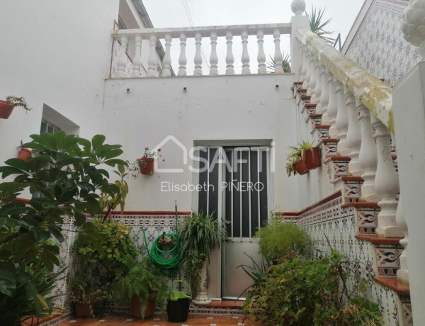 GRAN CASA AMUEBLADA EN PLANTA BAJA CON PATIO, TERRAZA Y GUARDILLA