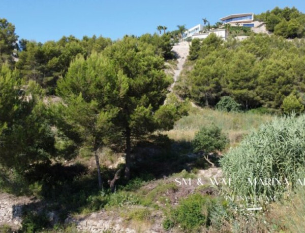 Se vende atractivo solar urbano de 1350m2 en urbanización de lujo entre Calpe y Moraira