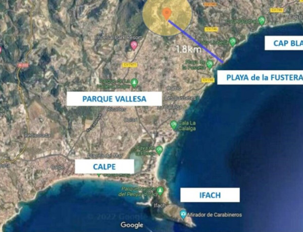 Se vende atractivo solar urbano de 1350m2 en urbanización de lujo entre Calpe y Moraira