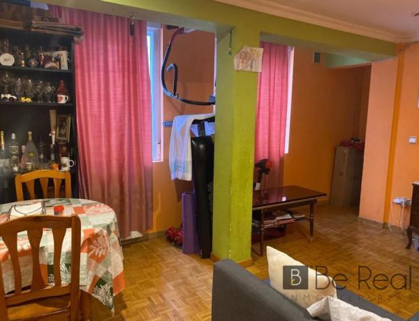 EN VENTA AMPLIO PISO DE TRES DORMITORIOS EN PUEBLO NUEVO (MADRID).