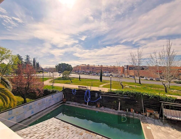 EN VENTA CHALET PAREADO CON PISCINA, EN VILLANUEVA DE LA CAÑADA (MADRID).