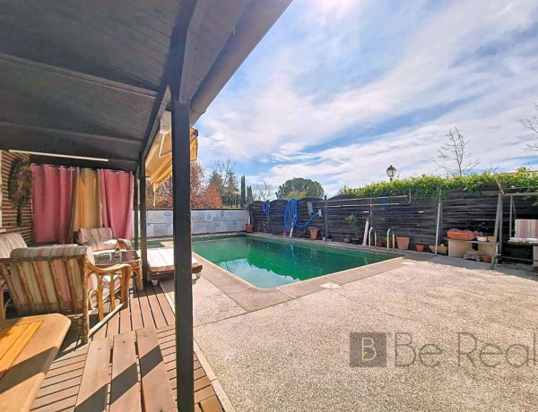 EN VENTA CHALET PAREADO CON PISCINA, EN VILLANUEVA DE LA CAÑADA (MADRID).