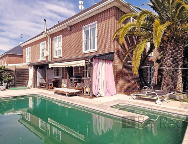 EN VENTA CHALET PAREADO CON PISCINA, EN VILLANUEVA DE LA CAÑADA (MADRID).