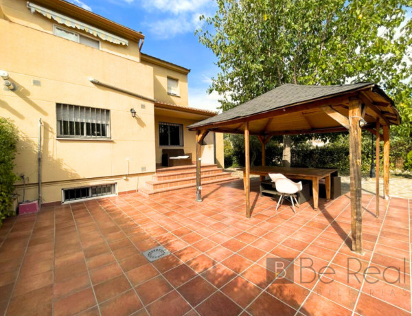 EN ALQUILER VACACIONAL, CHALET PAREADO CON PISCINA COMUNITARIA EN EL CENTRO URBANO DE VILLANUEVA DE LA CAÑADA.