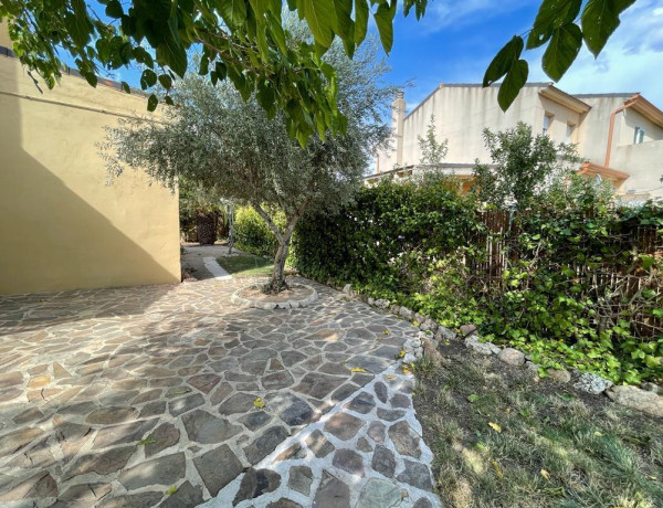 EN ALQUILER VACACIONAL, CHALET PAREADO CON PISCINA COMUNITARIA EN EL CENTRO URBANO DE VILLANUEVA DE LA CAÑADA.