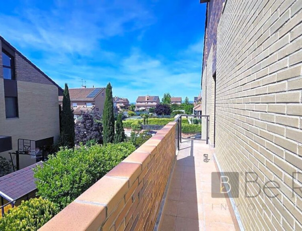 EN VENTA EXCELENTE CHALET PAREADO CON PISCINA EN VILLANUEVA DE LA CAÑADA (MADRID).