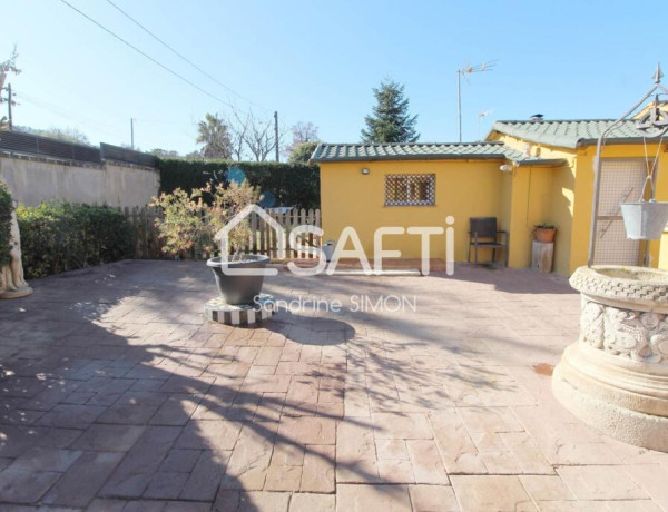 Preciosa casa de una planta con una vivienda independiente