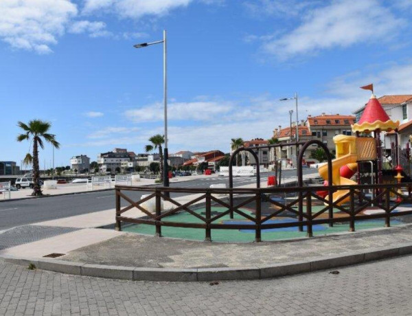 Magnífico chalet  adosado con terraza a dos minutos de la playa .