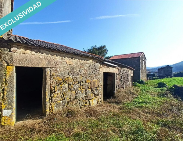 Edificaciones para restaurar en el lugar de A Grixa.