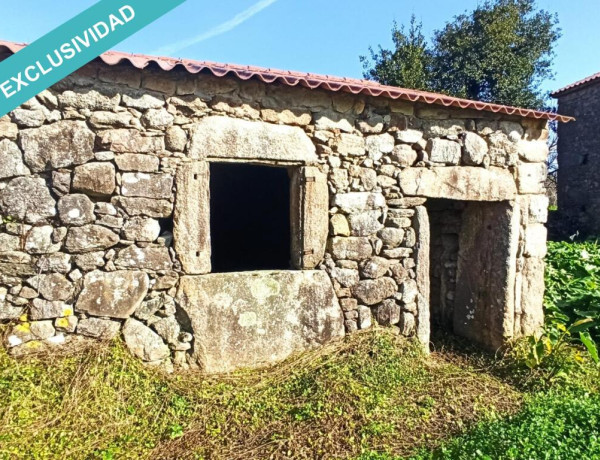 Edificaciones para restaurar en el lugar de A Grixa.