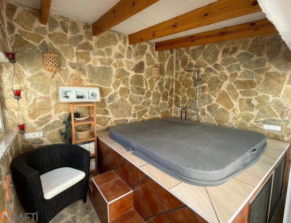 Gran propiedad con dos Chalets, Piscina y Jacuzzi listos para disfrutar juntos o separado.