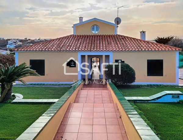 Casa unifamiliar con piscina y licencia turística.