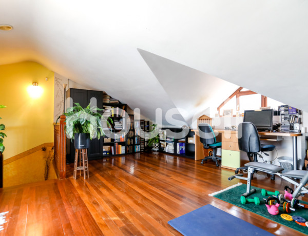 Gran casa de 210 m² de superficie con una parcela de 100 m²  de parcela, en Calle Krutzejada , 48610 Urduliz (Bizkaia)