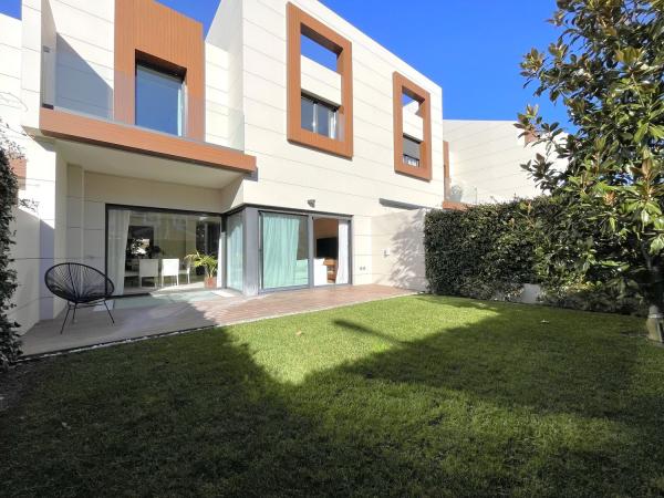 Chalet adosado en venta en avenida del Delta del Ebro, 12