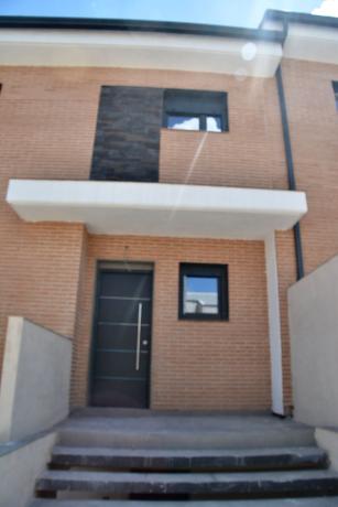 Chalet adosado en venta en calle Doña Jimena, 5