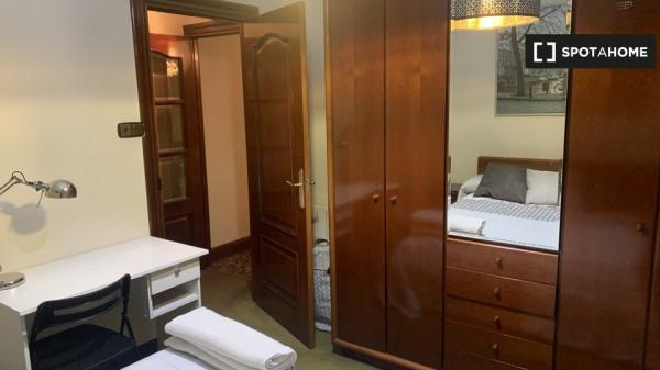 Alugam-se quartos em apartamento de 3 quartos em Bilbao