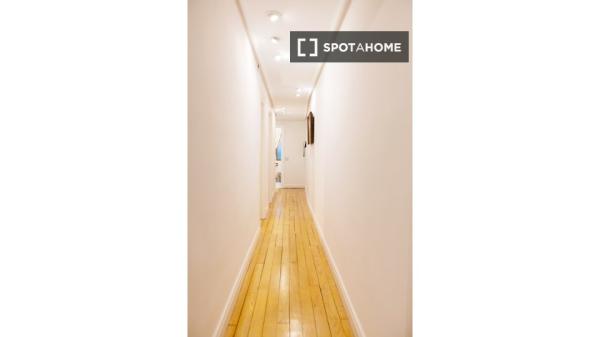 Elegante habitación en un apartamento de 7 dormitorios en Indautxu, Bilbao