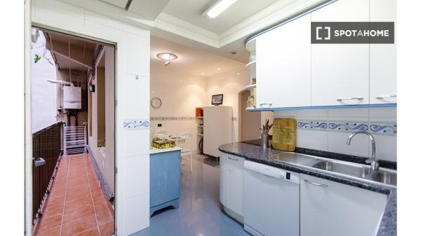 Elegante habitación en un apartamento de 7 dormitorios en Indautxu, Bilbao