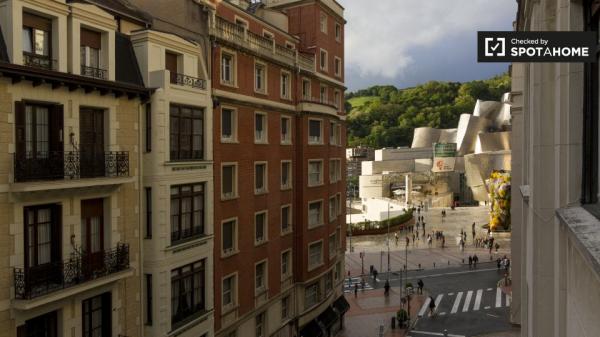 Amplia habitación en casa de 7 dormitorios en Abando, Bilbao