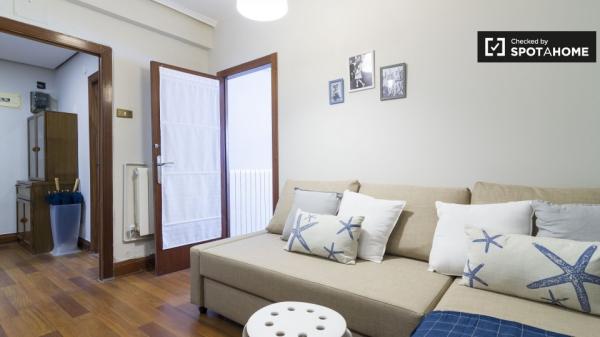 Habitación amueblada en un apartamento de 4 dormitorios en Ibaiondo, Bilbao