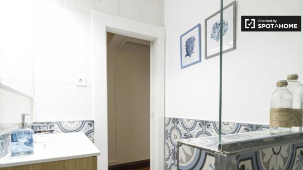 Habitación amueblada en un apartamento de 4 dormitorios en Ibaiondo, Bilbao