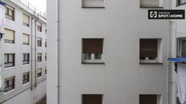 Habitación amueblada en un apartamento de 4 dormitorios en Ibaiondo, Bilbao