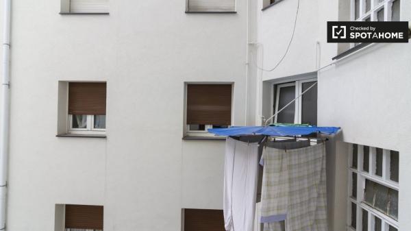 Habitación amueblada en un apartamento de 4 dormitorios en Ibaiondo, Bilbao