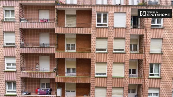 Habitación amueblada en un apartamento de 4 dormitorios en Ibaiondo, Bilbao