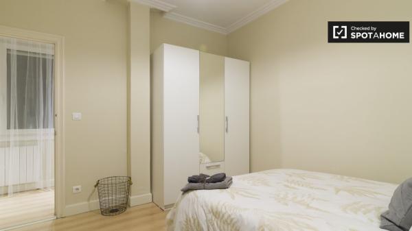 Habitación amueblada en un apartamento de 8 dormitorios en Abando, Bilbao