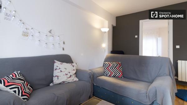 Habitación moderna en apartamento de 3 dormitorios en Begoña, Bilbao