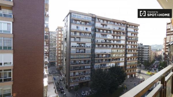 Habitación moderna en apartamento de 3 dormitorios en Begoña, Bilbao