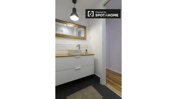 Habitación moderna en apartamento de 3 dormitorios en Begoña, Bilbao