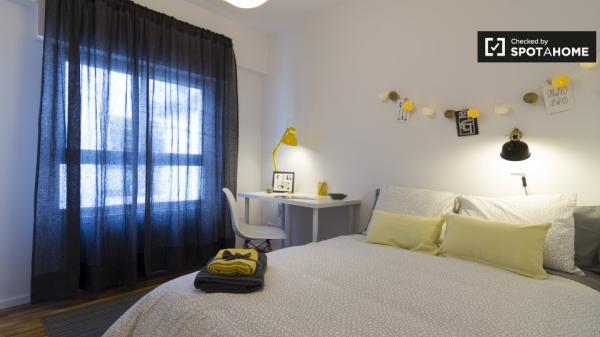 Habitación moderna en apartamento de 3 dormitorios en Begoña, Bilbao