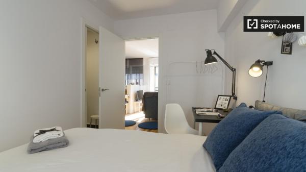 Elegante habitación en un apartamento de 3 dormitorios en Begoña, Bilbao