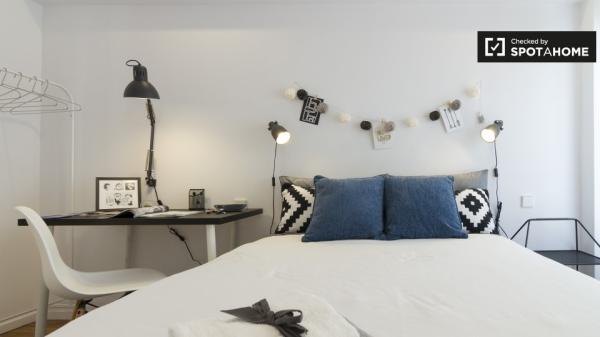 Elegante habitación en un apartamento de 3 dormitorios en Begoña, Bilbao