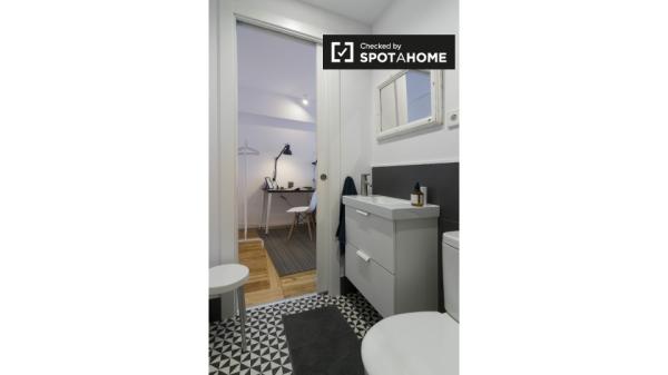 Elegante habitación en un apartamento de 3 dormitorios en Begoña, Bilbao