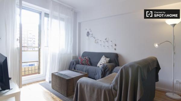 Elegante habitación en un apartamento de 3 dormitorios en Begoña, Bilbao