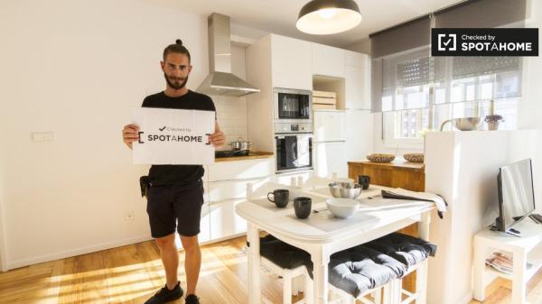 Elegante habitación en un apartamento de 3 dormitorios en Begoña, Bilbao