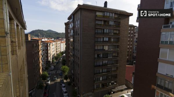 Elegante habitación en un apartamento de 3 dormitorios en Begoña, Bilbao