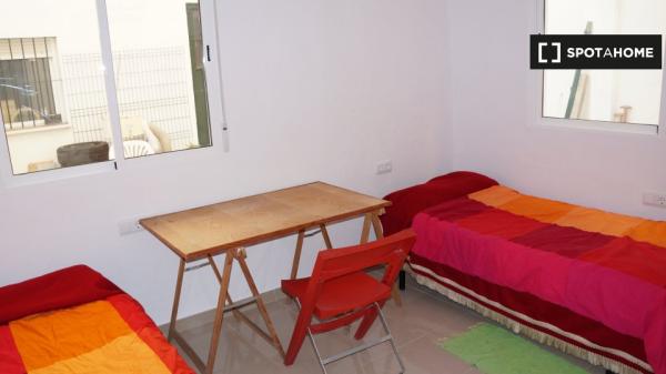 Disponible cette chambre pour 2 dans une belle maison à Séville