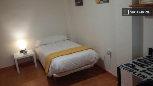 Habitación acogedora en un apartamento de 4 dormitorios en el centro de la ciudad de Granada