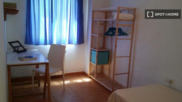 Habitación acogedora en un apartamento de 4 dormitorios en el centro de la ciudad de Granada