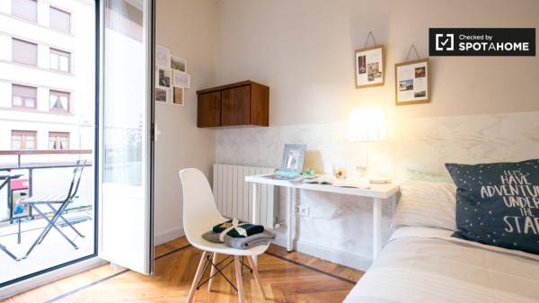 Habitación luminosa en alquiler de 4 dormitorios en Deusto, Bilbao