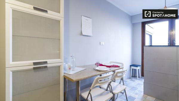 Habitación soleada en apartamento de 3 dormitorios en Casco Viejo, Bilbao