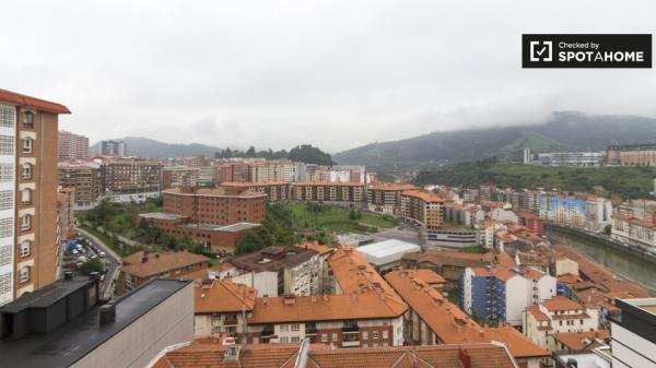 Habitación soleada en apartamento de 3 dormitorios en Casco Viejo, Bilbao