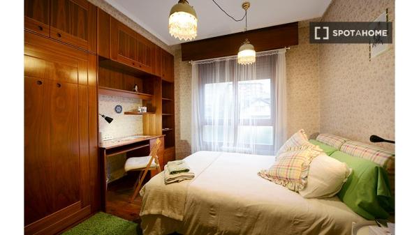 Dormitorio en apartamento de 5 dormitorios en Begoña, Bilbao