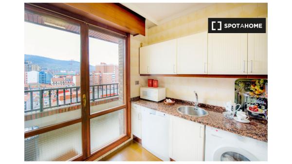 Dormitorio en apartamento de 5 dormitorios en Begoña, Bilbao