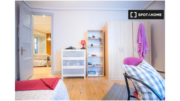 Alquile una habitación en piso compartido en Casco Viejo, Bilbao