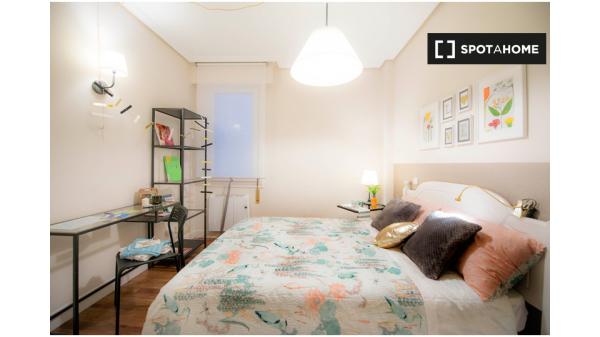 Habitación luminosa en apartamento de 3 dormitorios en Uribarri, Bilbao